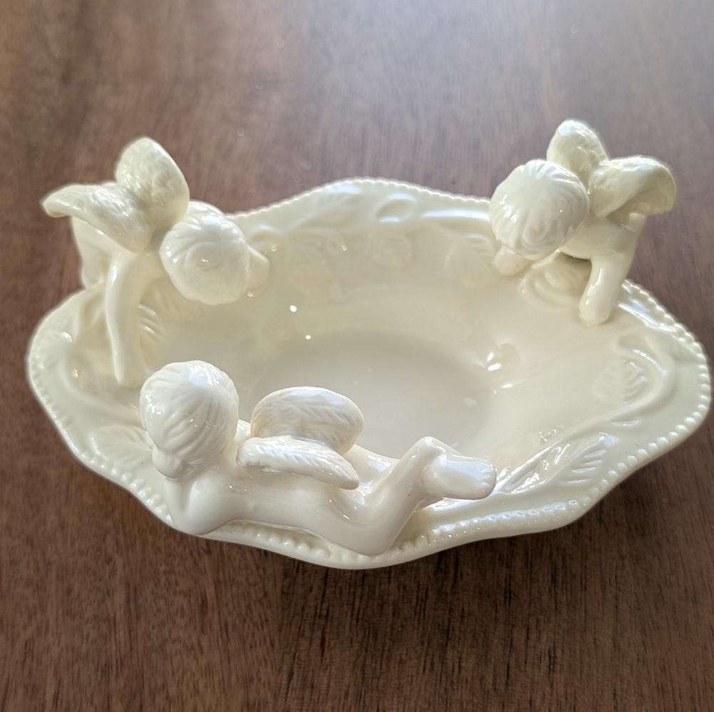 Vintage Soap / Trinket Dish with Three Cherub Figurines Angel Wings Decor